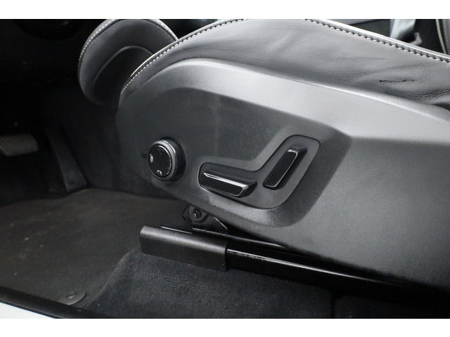 Volvo XC60 T8 Recharge Plus Black Edition | Luchtvering | Bowers & Wilkins | Pano | Memory | 360cam | Trekhaak