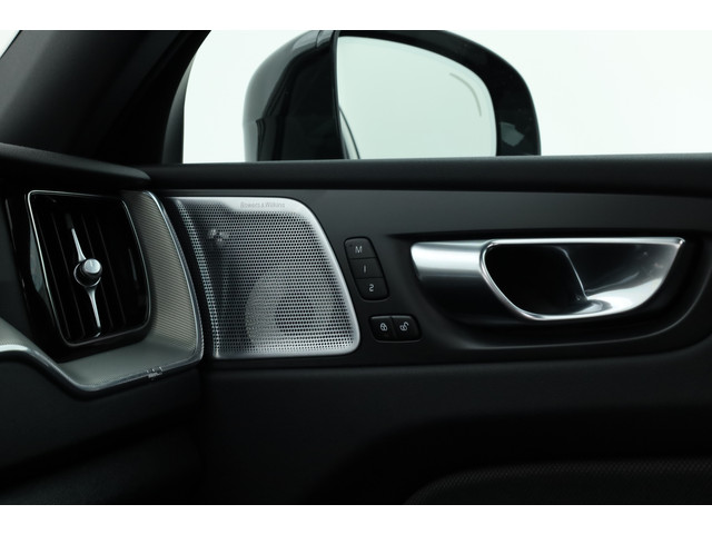 Volvo XC60 T8 Recharge Plus Black Edition | Luchtvering | Bowers & Wilkins | Pano | Memory | 360cam | Trekhaak