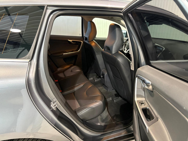 Volvo XC60 D4 Aut. Summum Leder Stoelverwarming Trekhaak Parkeercamera 190pk