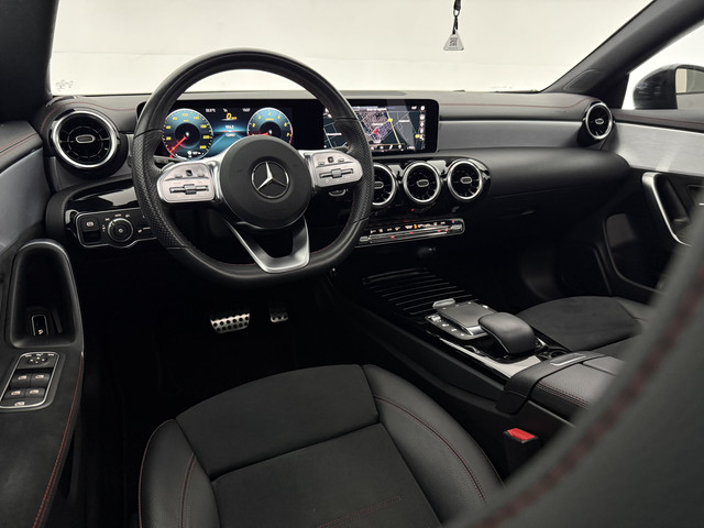 Mercedes-Benz CLA 180 AMG | Pano | LED | Trekhaak | Virtual | Camera | Carplay | Cruise