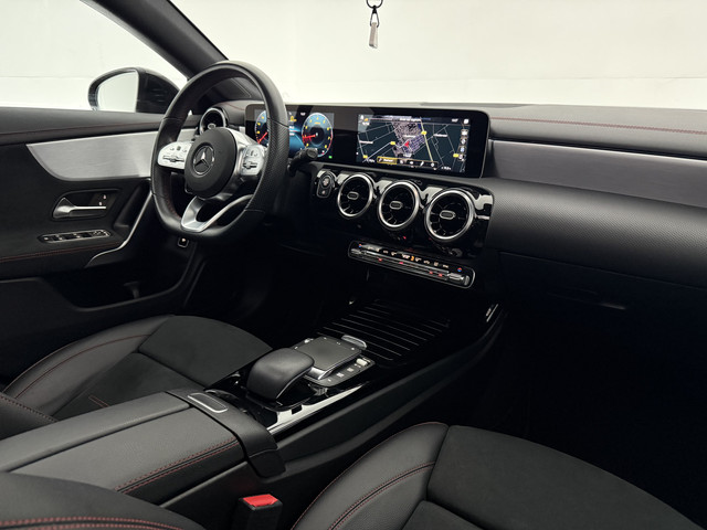 Mercedes-Benz CLA 180 AMG | Pano | LED | Trekhaak | Virtual | Camera | Carplay | Cruise
