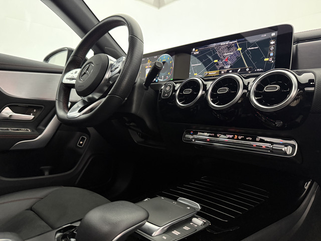 Mercedes-Benz CLA 180 AMG | Pano | LED | Trekhaak | Virtual | Camera | Carplay | Cruise