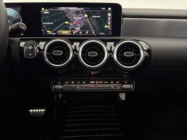 Mercedes-Benz CLA 180 AMG | Pano | LED | Trekhaak | Virtual | Camera | Carplay | Cruise