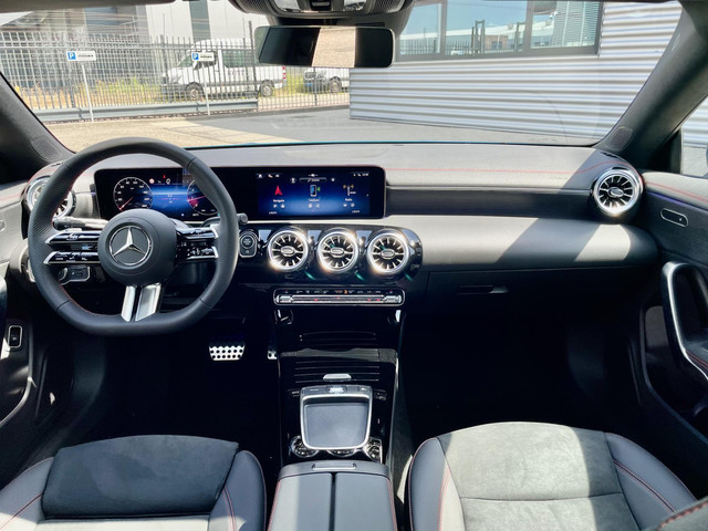 Mercedes-Benz CLA 180 Star Edition AMG Line | Night Pakket | Winter Pakket | 19 inch Multispaaks AMG Velgen | Panoramadak | MULTIBEAM LED Koplampe