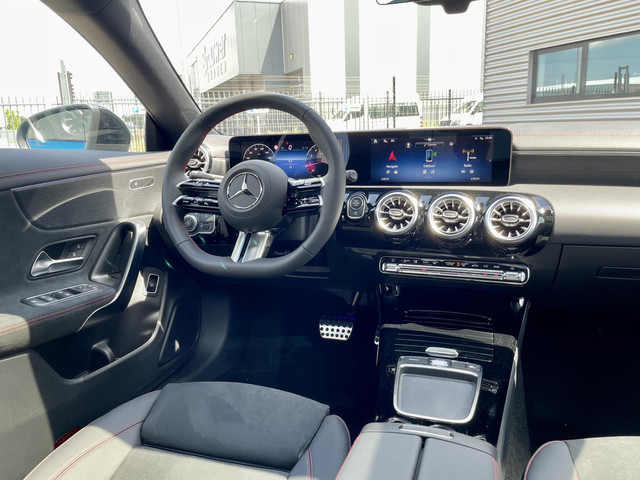 Mercedes-Benz CLA 180 Star Edition AMG Line | Night Pakket | Winter Pakket | 19 inch Multispaaks AMG Velgen | Panoramadak | MULTIBEAM LED Koplampe