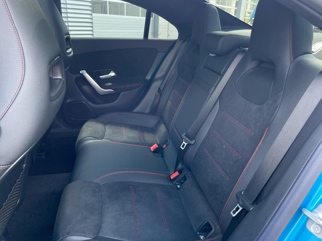 Mercedes-Benz CLA 180 Star Edition AMG Line | Night Pakket | Winter Pakket | 19 inch Multispaaks AMG Velgen | Panoramadak | MULTIBEAM LED Koplampe