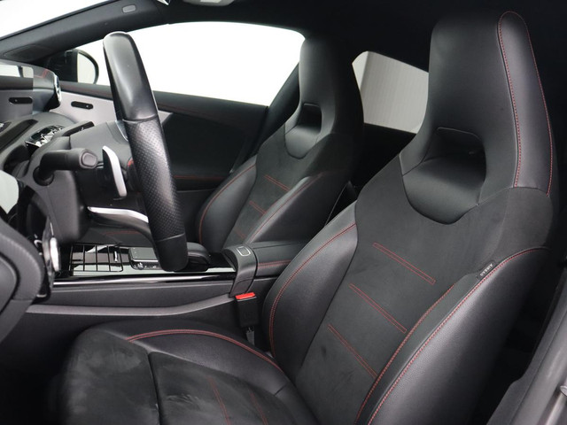 Mercedes-Benz CLA 180d Business Solution AMG | Stoelverwarming | Carplay | Camera | Leder Alcantara | Navigatie | Widescreen | Sfeerverlichting |