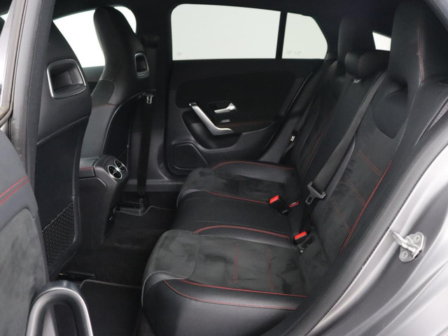 Mercedes-Benz CLA 180d Business Solution AMG | Stoelverwarming | Carplay | Camera | Leder Alcantara | Navigatie | Widescreen | Sfeerverlichting |