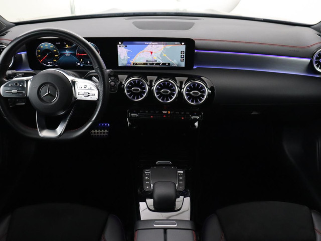 Mercedes-Benz CLA 180d Business Solution AMG | Stoelverwarming | Carplay | Camera | Leder Alcantara | Navigatie | Widescreen | Sfeerverlichting |
