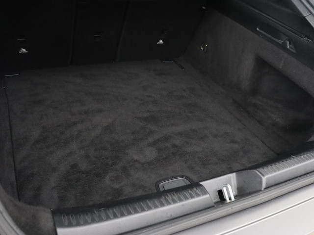 Mercedes-Benz CLA 180d Business Solution AMG | Stoelverwarming | Carplay | Camera | Leder Alcantara | Navigatie | Widescreen | Sfeerverlichting |
