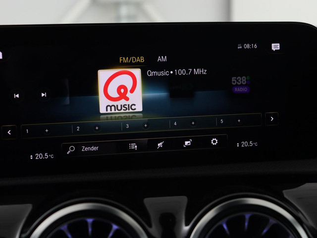 Mercedes-Benz CLA 180d Business Solution AMG | Stoelverwarming | Carplay | Camera | Leder Alcantara | Navigatie | Widescreen | Sfeerverlichting |