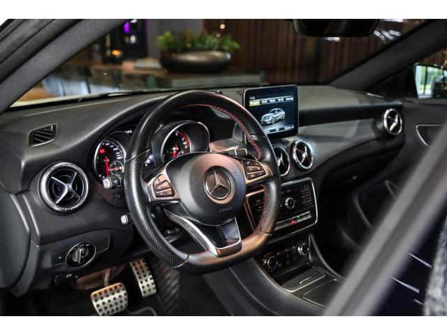 Mercedes-Benz CLA 180 AMG Line, 122 PK, Facelift, AMG In Exterieur, Pano Dak, LED, Night Pakket, Navigatie, Automaat,132DKM