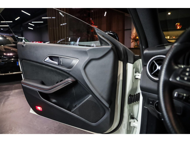 Mercedes-Benz CLA 180 AMG Line, 122 PK, Facelift, AMG In Exterieur, Pano Dak, LED, Night Pakket, Navigatie, Automaat,132DKM