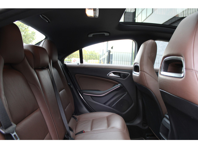 Mercedes-Benz CLA 180 Ambition | NAP! | AMG-LINE | DEALER.OND | PANO | STOELVERWARMING | 19 INCH |