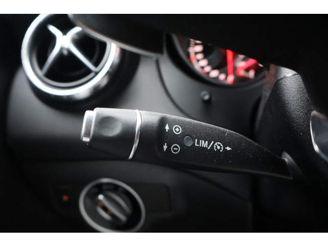 Mercedes-Benz CLA Shooting Brake 180 AMG-LINE I Night Pakket | LED | Navigatie | Climate | Cruise | Stoelverwarming | Sensoren