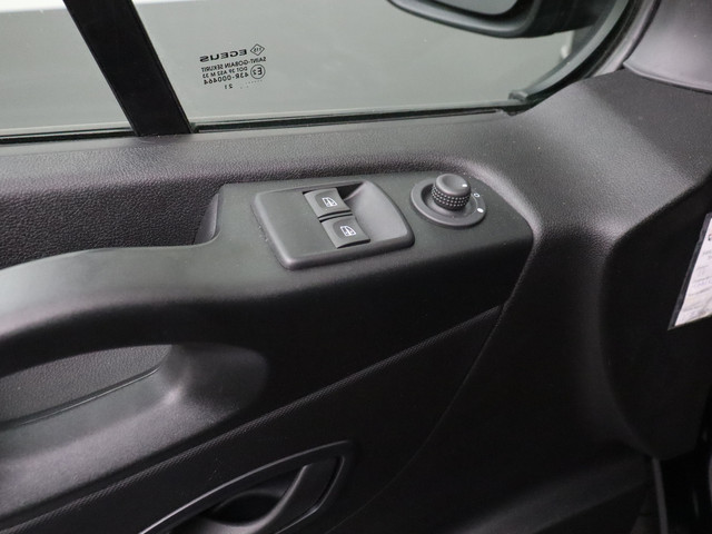 Renault Trafic 2.0DCi 120PK Black Edition | Navigatie | Airco | Cruise | 3-Persoons | Trekhaak