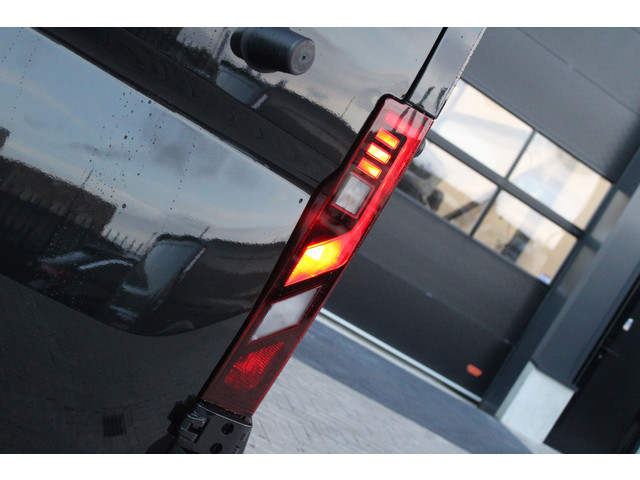 Renault Master T35 2.0 dCi 170pk L2H2 Extra DC - Navigatie - Camera - 270 gr deuren - Parkeersensoren - Draadloos laden - Rijklaar