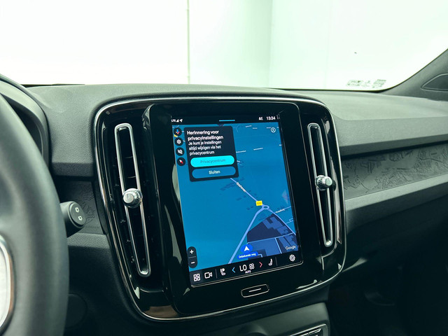 Volvo XC40 Recharge Plus 70 kWh | Navigatie | Apple Carplay Android Auto | Climate control | Camera | Led | Parkeer sensoren | Virtual Cock