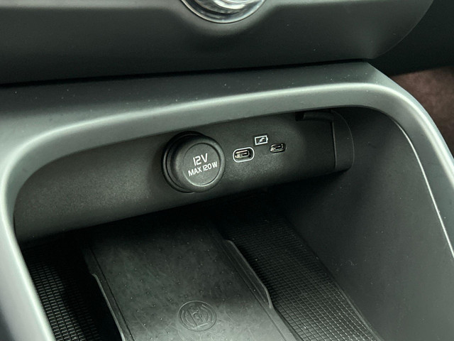 Volvo XC40 Recharge Plus 70 kWh | Navigatie | Apple Carplay Android Auto | Climate control | Camera | Led | Parkeer sensoren | Virtual Cock
