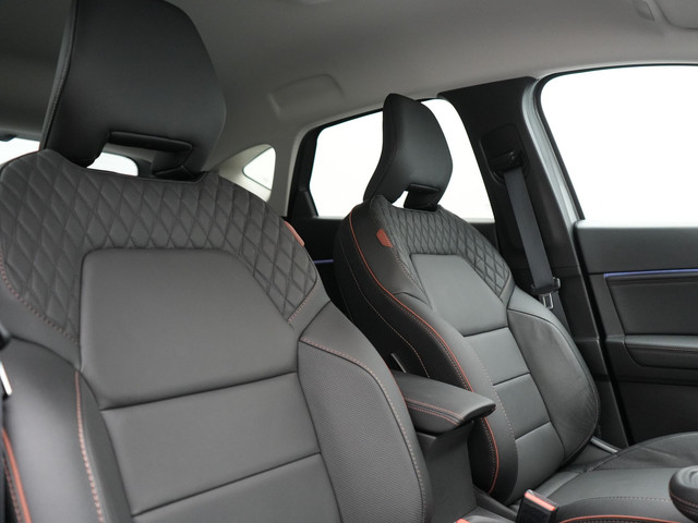 Renault Captur 1.6 E-Tech Initiale Paris Plug In Hybrid 160pk Dealer O.H PHEV | Adaptive Cruise | 360 Camera | Lederen Sportstoelen Verwarmd |