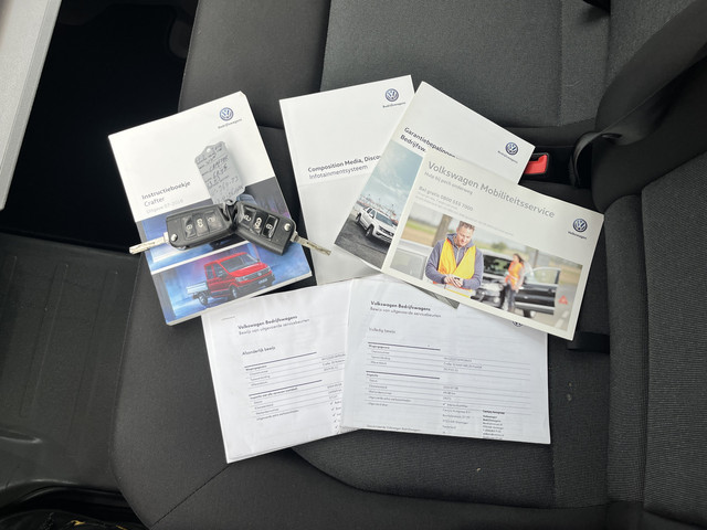 Volkswagen Crafter 35 2.0 TDI L3H3 L2H2 Airco Cruise controle Camera Telefoonverbinding Parkeersensoren voor en achter Imperiaal Kastinrichting Lan