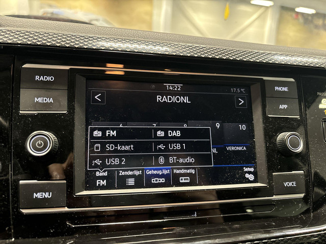 Volkswagen Polo 1.0 TSI 95pk Life · Apple Android Car Play · Airco · P-Sensoren · DAB · Getint Glas · 15'' Inch · Garantie t m 10-10-2027 of 100