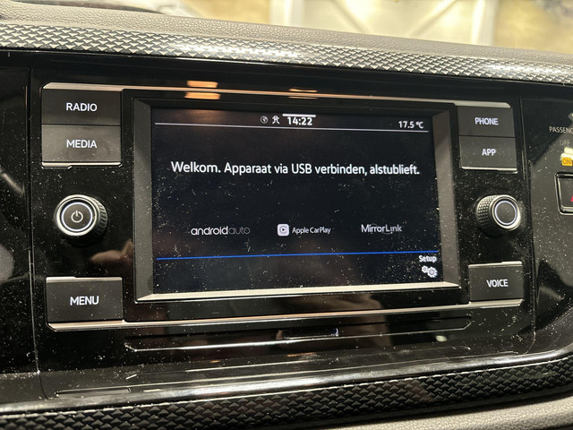 Volkswagen Polo 1.0 TSI 95pk Life · Apple Android Car Play · Airco · P-Sensoren · DAB · Getint Glas · 15'' Inch · Garantie t m 10-10-2027 of 100