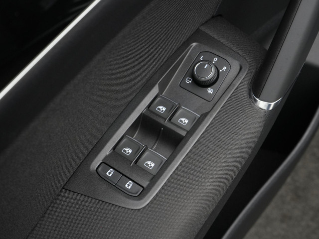 Volkswagen Touran 7 pers. 1.5 TSI 150 pk DSG Highline | 7-persoons | Panoramadak | Trekhaak | Stoelverwarming | Sportonderstel | Side Assist | Bla