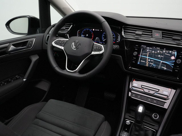 Volkswagen Touran 7 pers. 1.5 TSI 150 pk DSG Highline | 7-persoons | Panoramadak | Trekhaak | Stoelverwarming | Sportonderstel | Side Assist | Bla