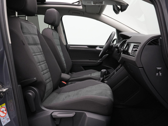 Volkswagen Touran 7 pers. 1.5 TSI 150 pk DSG Highline | 7-persoons | Panoramadak | Trekhaak | Stoelverwarming | Sportonderstel | Side Assist | Bla