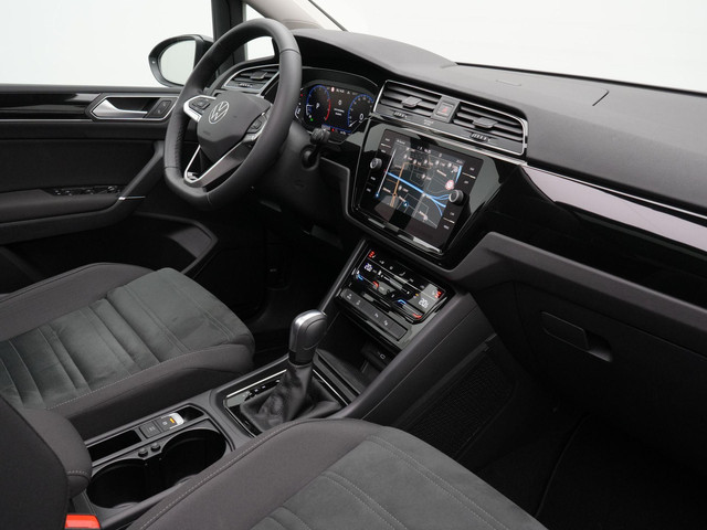 Volkswagen Touran 7 pers. 1.5 TSI 150 pk DSG Highline | 7-persoons | Panoramadak | Trekhaak | Stoelverwarming | Sportonderstel | Side Assist | Bla