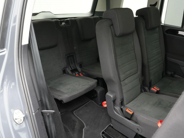 Volkswagen Touran 7 pers. 1.5 TSI 150 pk DSG Highline | 7-persoons | Panoramadak | Trekhaak | Stoelverwarming | Sportonderstel | Side Assist | Bla