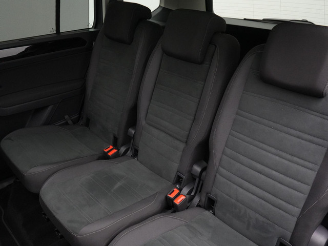 Volkswagen Touran 7 pers. 1.5 TSI 150 pk DSG Highline | 7-persoons | Panoramadak | Trekhaak | Stoelverwarming | Sportonderstel | Side Assist | Bla