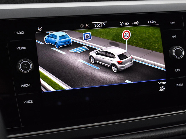 Volkswagen Polo 1.0 TSI 95pk DSG R-Line · Apple Android Car Play · Camera · P-Sensoren · Getint Glas · 16'' Inch · Garantie t m 24-11-2028 of 10