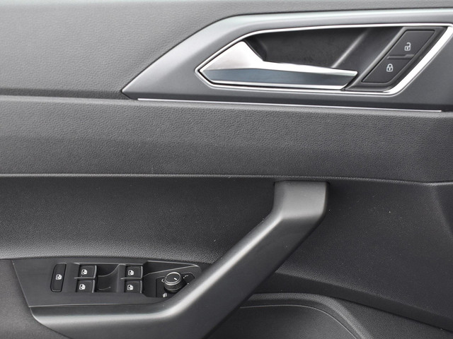 Volkswagen Polo 1.0 TSI 95pk DSG R-Line · Apple Android Car Play · Camera · P-Sensoren · Getint Glas · 16'' Inch · Garantie t m 24-11-2028 of 10