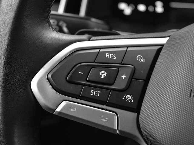 Volkswagen Polo 1.0 TSI 95pk DSG R-Line · Apple Android Car Play · Camera · P-Sensoren · Getint Glas · 16'' Inch · Garantie t m 24-11-2028 of 10