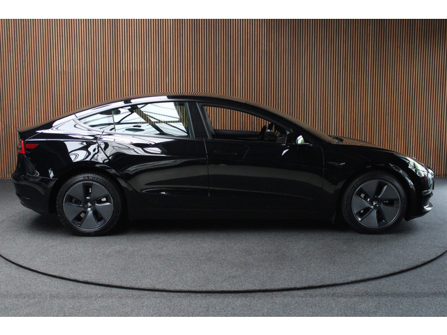 Tesla Model 3 RWD Autopilot ACC Stuurverwarm. PDC Leer Navi Panoramadak 360° Elektr. achterklep Stoelverwarming voor & achter Climate voor & a