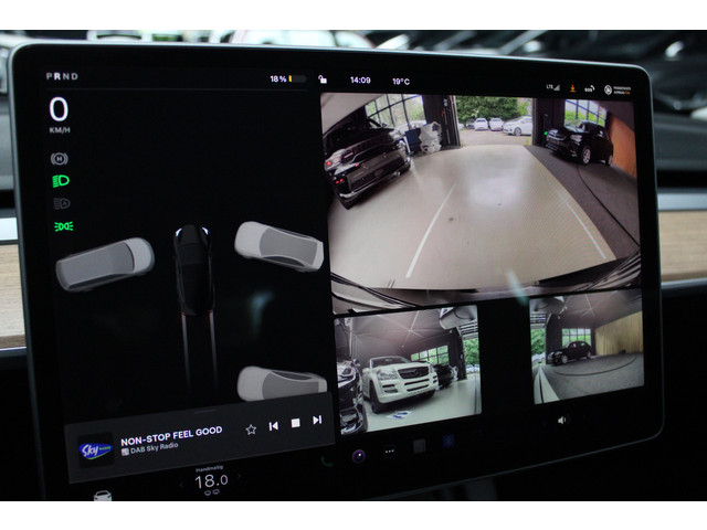 Tesla Model 3 RWD Autopilot ACC Stuurverwarm. PDC Leer Navi Panoramadak 360° Elektr. achterklep Stoelverwarming voor & achter Climate voor & a