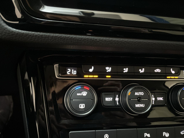 Volkswagen Touran 1.5 TSI 150pk DSG Highline Business R 7p Stoelverwarming Camera Navigatie DAB+