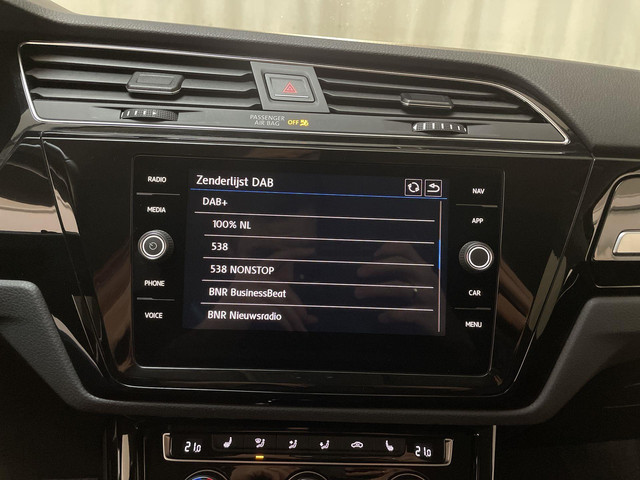Volkswagen Touran 1.5 TSI 150pk DSG Highline Business R 7p Stoelverwarming Camera Navigatie DAB+