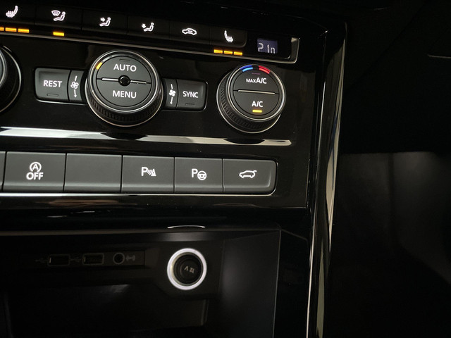 Volkswagen Touran 1.5 TSI 150pk DSG Highline Business R 7p Stoelverwarming Camera Navigatie DAB+