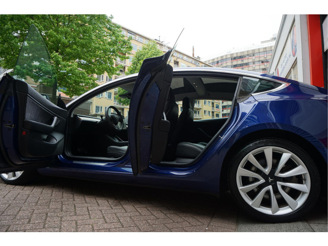 Tesla Model 3 Long Range AWD 75 kWh Dual Motor Battery New 9 2025 via Tesla | BTW | 351 pk | Panorama | Premium Audio | Auto Pilot | Leer | 19