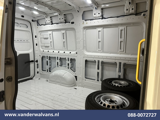 Volkswagen Crafter 2.0 TDI 141pk L3H3 L2H2 Euro6 Airco | Camera | Apple Carplay | Android Auto | Cruisecontrol | Massagestoel Chauffeursstoel, 2800