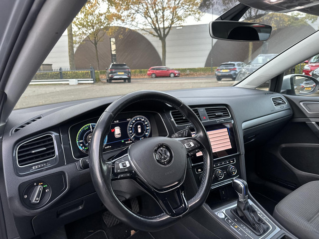 Volkswagen e-Golf e-Golf WARMTEPOMP| DODE HOEK| APPLE CARPLAY ANDROID AUTO| DIG. DASH | CAMERA| STOELVERW. |