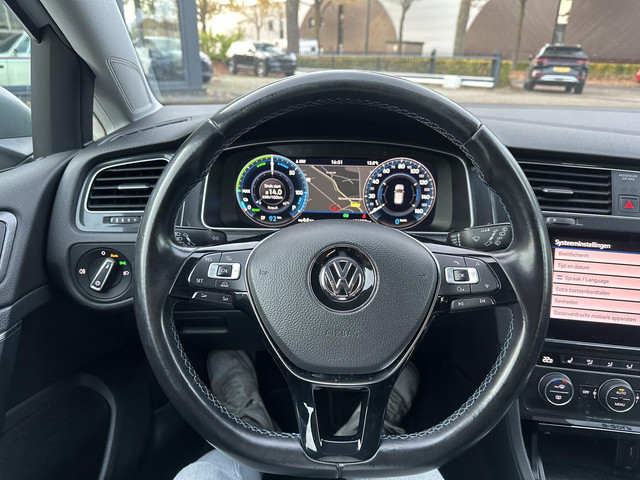 Volkswagen e-Golf e-Golf WARMTEPOMP| DODE HOEK| APPLE CARPLAY ANDROID AUTO| DIG. DASH | CAMERA| STOELVERW. |