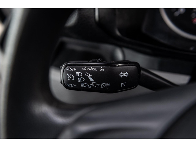 Volkswagen Crafter 35 2.0 TDI L3H3 Trekhaak I 3 Zitplaatsen I Cruise I Airco I Navigatie I Bluetooth I Dealeronderhouden