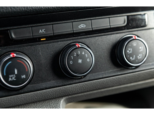 Volkswagen Crafter 35 2.0 TDI L3H3 Trekhaak I 3 Zitplaatsen I Cruise I Airco I Navigatie I Bluetooth I Dealeronderhouden