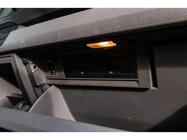 Volkswagen Crafter 35 2.0 TDI L3H3 Trekhaak I 3 Zitplaatsen I Cruise I Airco I Navigatie I Bluetooth I Dealeronderhouden