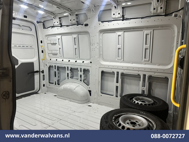 Volkswagen Crafter 2.0 TDI 141pk L3H3 L2H2 Euro6 Airco | Camera | Apple Carplay | Android Auto | Cruisecontrol | Massagestoel Chauffeursstoel