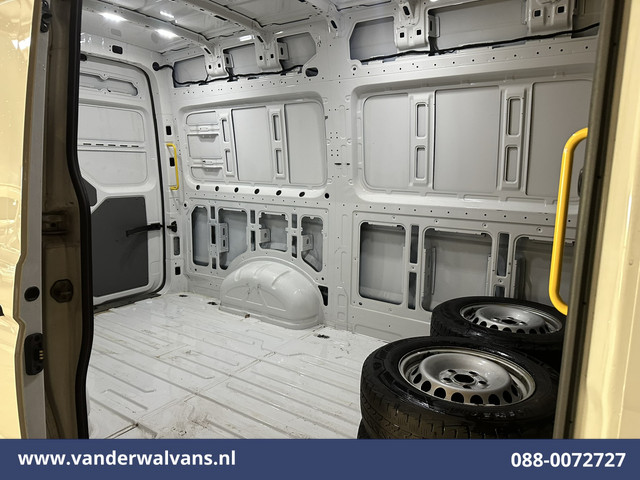 Volkswagen Crafter 2.0 TDI 141pk L3H3 L2H2 Euro6 Airco | Camera | Apple Carplay | Android Auto | Cruisecontrol Massagestoel, Chauffeursstoel